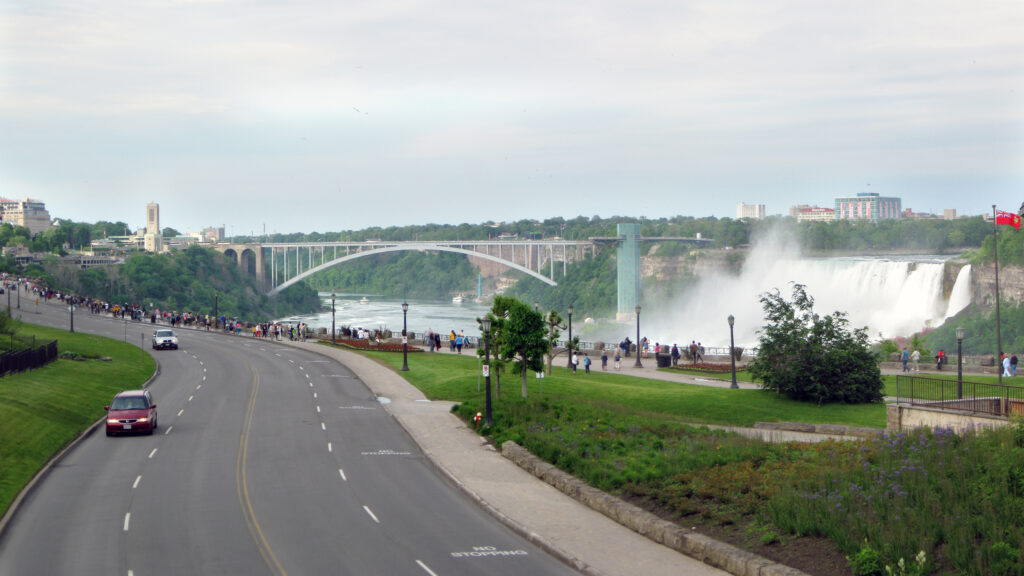 Scenic drive on Niagara Parkway